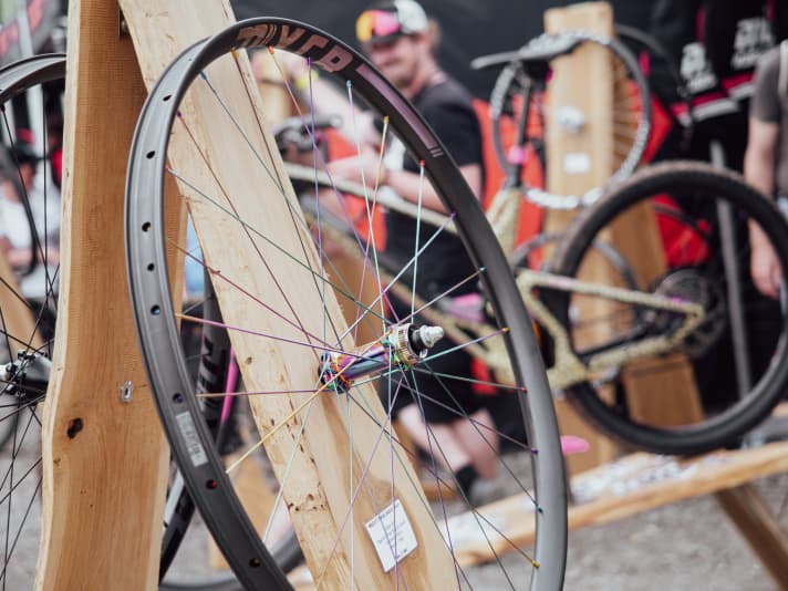   Die Alzenauer fertigen auf Wunsch exklusive und richtig leichte Carbon-Laufradsätze. Auf dem Festival-Gelände haben uns die 1190 Gramm leichten MXCR-Laufräder im Oil-Slick-Look derart angefunkelt, dass wir einfach nicht vorbeilaufen konnten. Die 240EXP-Naben von DT Swiss sind eine Sonderedition und nur hier erhältlich. Die Innenweite der 2199 Euro teuren XC-Räder beträgt satte 30 Millimeter. Die Laufrad-Spezialisten haben neben der Custom-Option auch fertig konfigurierte Modelle im Sortiment.