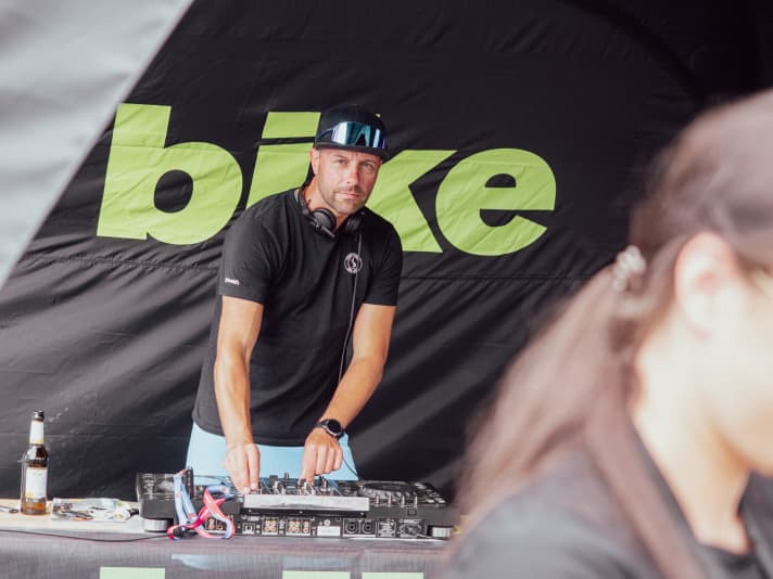   Am BIKE-Stand sorgt Star-DJ Max Teaser für Stimmung. Neben sattem Sound gibt es hier die unterschiedlichen Bitburger-Mix-Getränke kostenlos. Ein paar ausgefallene Dance-Moves sind natürlich immer erwünscht. Wer die Party am Stand verpasst, kann das Ganze auch noch am Samstag ab 21 Uhr in der K1 Hütte neben dem neuen 6er-Sessel nachholen. Dort steigt die große BIKE Festival Party.
