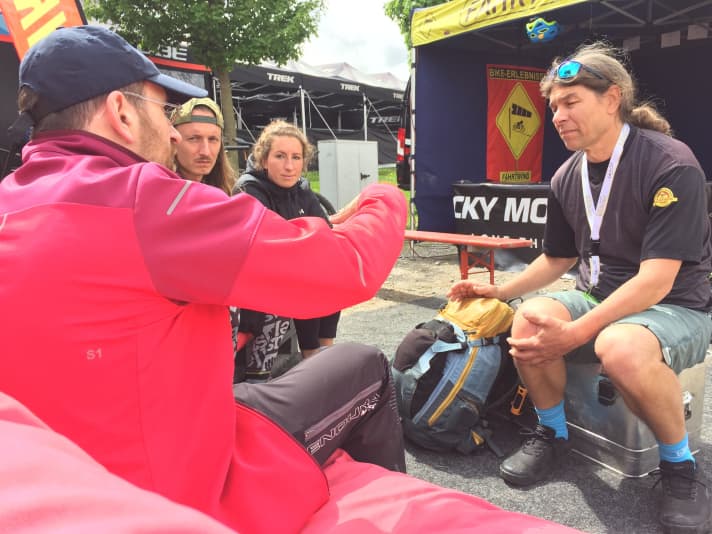  BIKE Academy zum Thema "Rucksack packen wie ein Profi". Für diesen Kurs haben wir den wohl erfahrensten Touren-Guide Peter Brodschelm engagiert. Er zeigte den Teilnehmern, welche Dinge auf Tour unentbehrlich sind und auf was man getrost verzichten kann.  