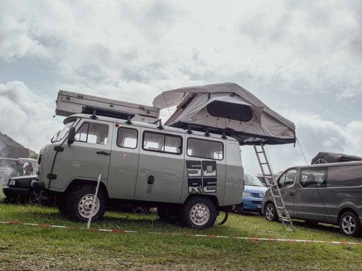   Ostblock-Flair auf dem Campingplatz. Mit einer Art sowjetischen Version des VW-Bus, dem Buchanka, sind ein paar Festival-Besucher nach Willingen angereist. Mit Dachzelt und Transportbox ausgestattet, ist dieses Relikt der Sowjet-Ära definitiv eines der Highlights auf dem Gelände.