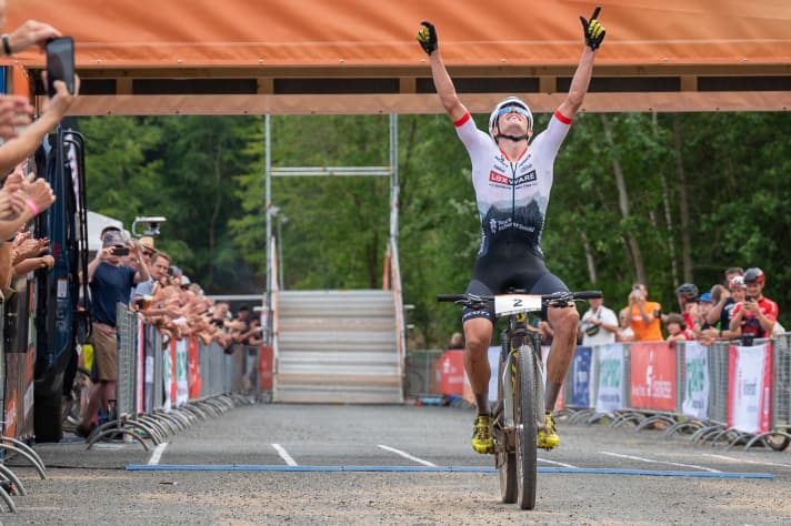   Ein Jahr Pause und gleich wieder ganz oben: Max Brandl knüpft an frühere Tage an und gewinnt auch 2022 die Cross-Country-DM souverän.
