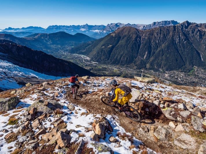 1400 Höhenmeter über dem Talboden beginnen wir die Abfahrt. Der Schnee ist nachts frisch gefallen.