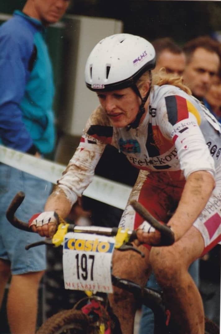 Laura Burckhardt 1993 im Trikot der Deutschen Nationalmannschaft beim einem Cross Country-Rennen.