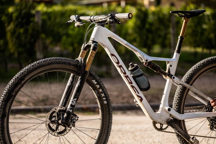 Wie Scott beim Spark RC verschiebt Orbea sein Racebike Oiz auch eine Federwegsklasse nach oben. Eine zusätzliche TR-Version gibt’s nicht mehr, alle Oiz-Modelle haben ab 2023 serienmäßig 120 Millimeter.