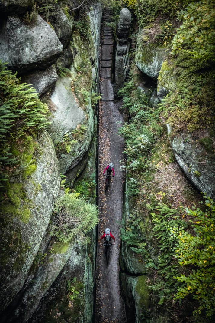 Selbst auf dem Oybin-Felsen wartet ein spezielles Trail-Erlebnis: der Burggraben-Schluchtweg.