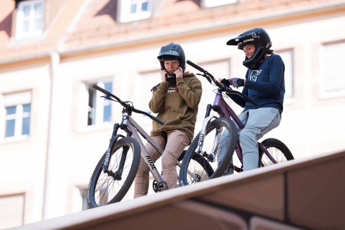 Premiere: Patricia Druwen (li) während des Red Bull District Rides in Nürnberg. Nebendran: Slopestylerin Kathi Kuypers.