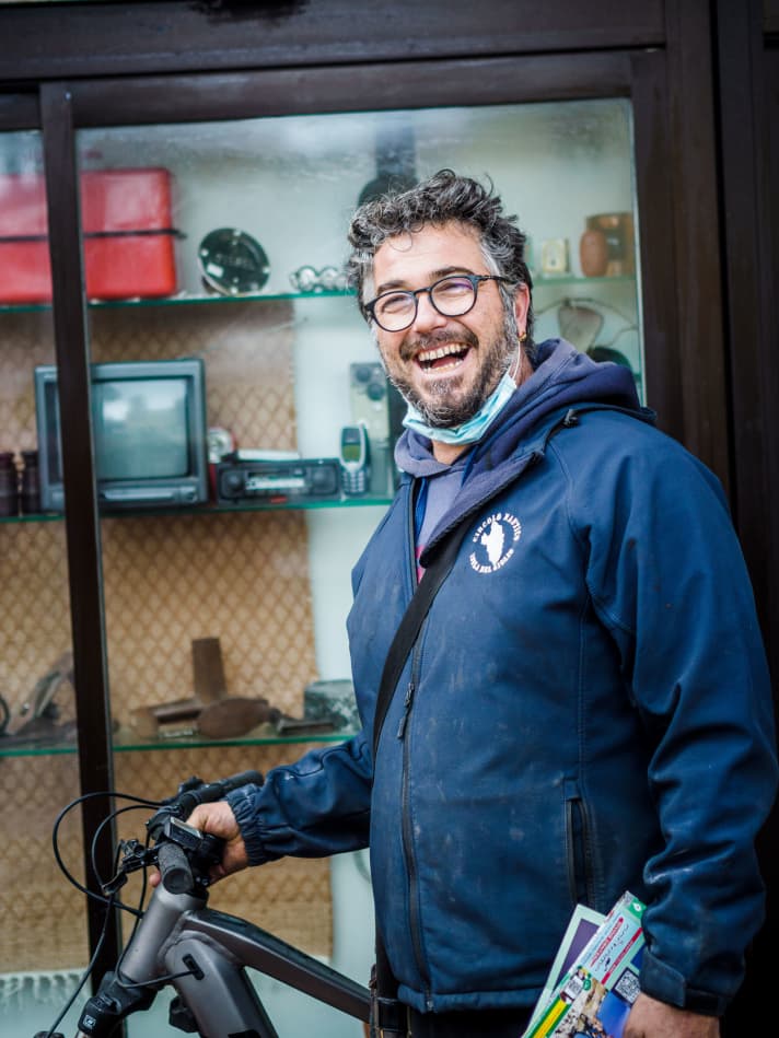 Francesco vor seinem Laden “Eco Bike” - ein Haushaltswaren-Geschäft mit E-MTB-Verleih.