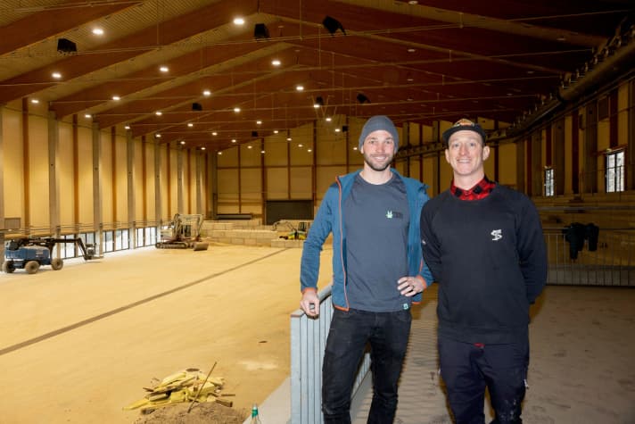 Andreas Wittmann von Trailements und Cody Ferris-Heath von den Schweizer Pumptrack-Spezialisten Velosolutions in der noch leeren Indoor Bikepark Halle.