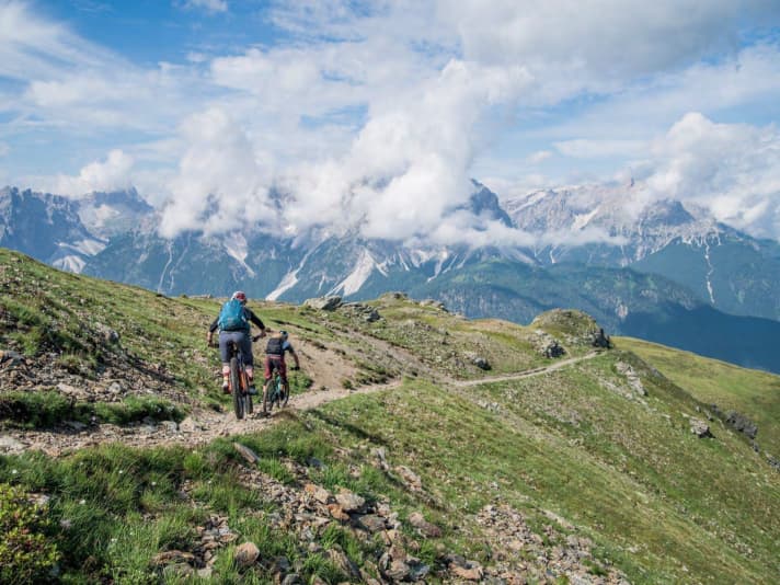 Die Marchhütte liegt direkt auf der Route der berühmten Stoneman-Dolomiti-Runde und führt über den Markinkele-Gipfelgrat.