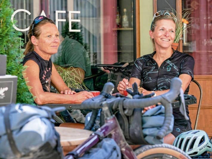 Geschafft: Drei Tage um die Eiger-Nordwand - da haben sich die Gravel-Bikerinnen eine Pause im Café Velo verdient.