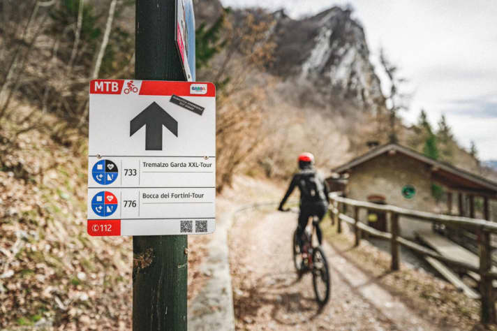 Ein wichtiger Bestandteil des neuen Touren-Konzeptes am Gardasee ist die Neuaufstellung der Mountainbike-Wegweiser mit nun mehr Informationen.