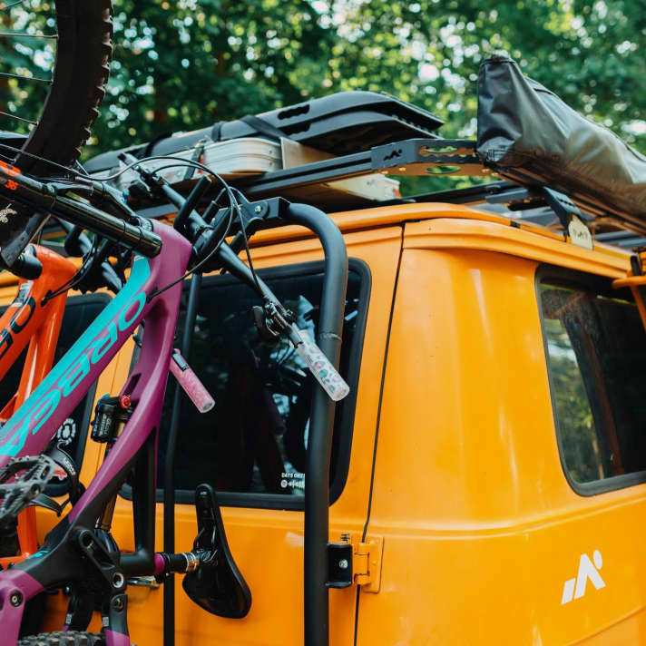 Einfaches System für den vertikalen Transport der Bikes an Bussen und Vans