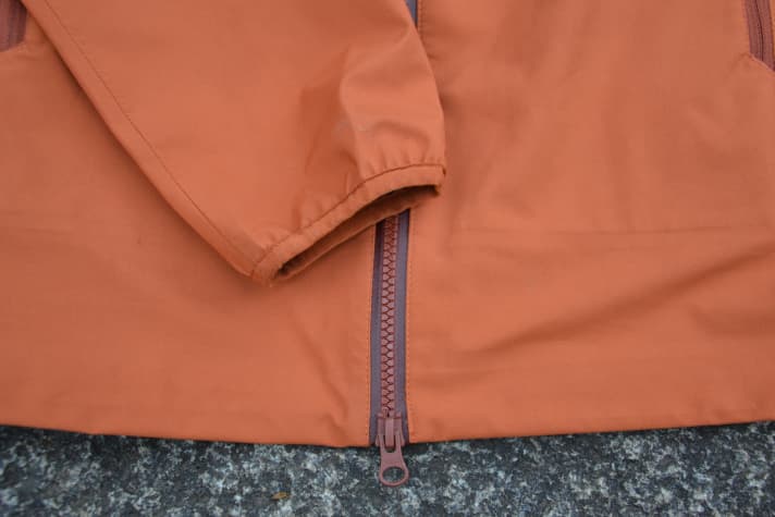 Wasserdichter Reißverschluss und flexible Bündchen - auch der Jackensaum ist verstellbar.