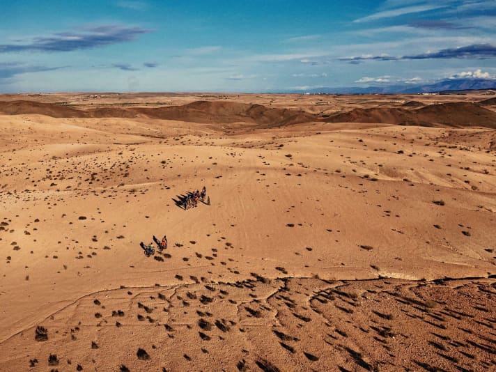 Während zu Hause Eiszapfen von den Dächern hängen, cruisen die Abenteurer mit ihren E-Bikes durch einen riesiegen Sandkasten bei über 30 Grad – Marokko ist ein ideales Teilzeitasyl für Winterflüchtlinge.