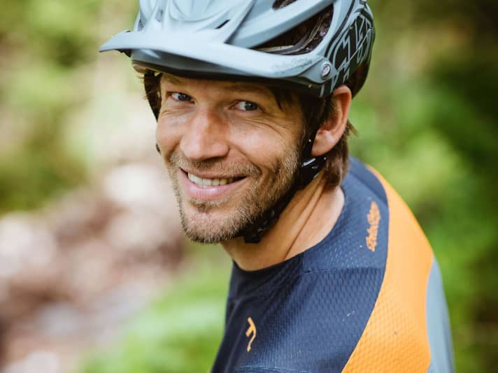 Florentin Vesenbeckh is verantwoordelijk voor de tests in het EMTB Magazine. Elk jaar zit de redacteur op ongeveer 75 verschillende e-mountainbikes en krijgt hij bijna alle spannende innovaties in handen - waaronder de nieuwe Strive: On CFR van Canyon.