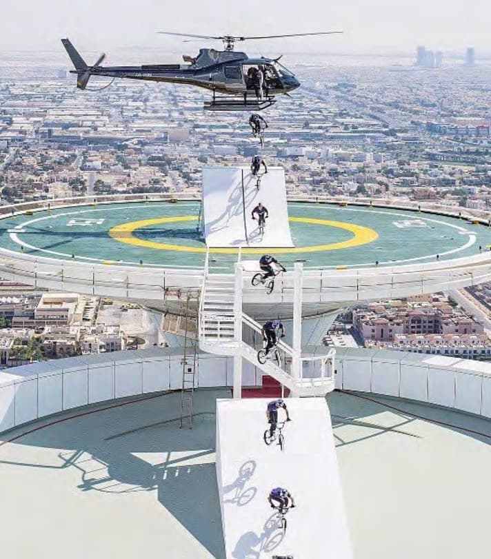 Stuntman: Kriss springt uit de helikopter. Dubai, Burjal Arab Hotel.