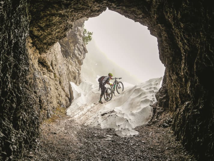 BIKE Chefredakteur Henri Lesewitz windet sich auch schon Mal im Winter den legendären Tremalzo-Pass hoch. Damit Biker die Befahrbarkeit der Gardasee-Strecken auf einen Blick erkennen können, wurde ein neues Ampelsystem eingeführt.