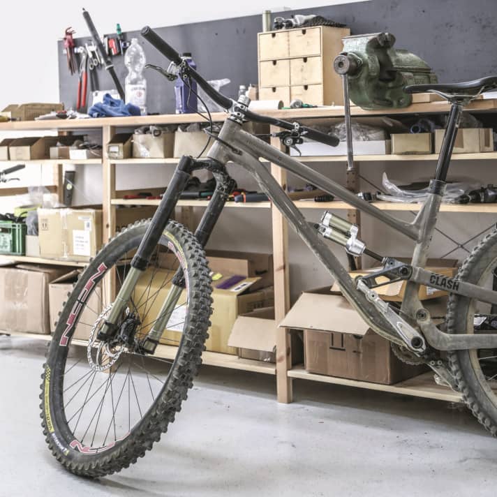Zur Entwicklungsarbeit gehört auch das Testen. Cornelius Kapfingers Commencal Clash Enduro Bike mit Prototypen der Intend Trinity Bremshebel.