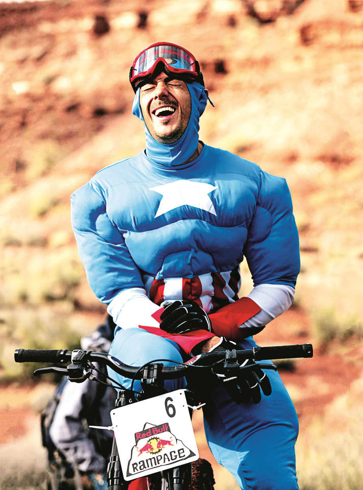 Cult freerider Cedric Garcia (hier als Captain America bij de Red Bull Rampage) zal op Discovery commentaar geven op de Downhill World Cup.