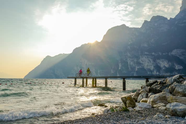 Pünktlich zum Sonnenuntergang erreichten wir das Nordufer des Gardasees.