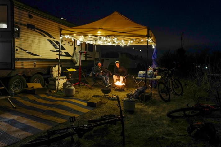 Campen gehört zum 24 Hours in the old Pueblo wie die Kakteen zur Sonora-Wüste. Obwohl tagsüber meist die Sonne vom Himmel brennt, kann es nachts empfindlich kalt werden.