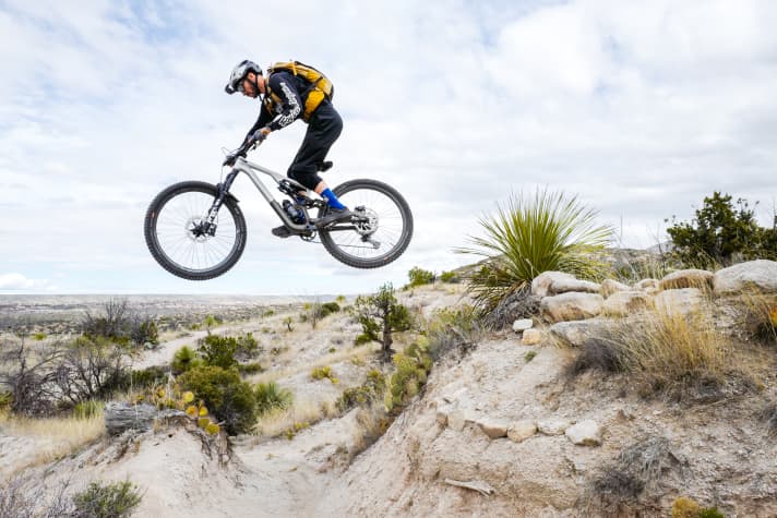 De fietslussen rond Tucson bieden altijd mogelijkheden om te springen. Enduro-ace Juan neemt elke kicker mee.