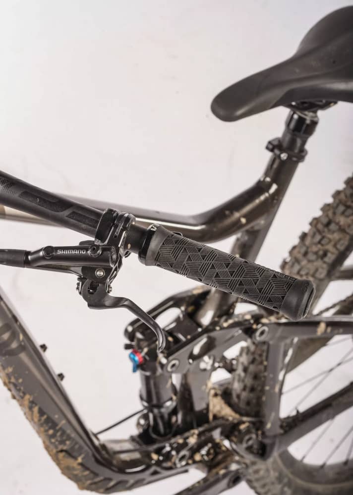 Wohltat: Die schmalen Griffe, die verstellbaren Shimano-Bremshebel und der frauenspezifische Sattel fielen bei den Testerinnen sofort positiv auf. Per Flipchip lässt sich die Geometrie steiler stellen. Gut: Die Drei-Stufen-Plattform. Sie beruhigt das Heck im Uphill.