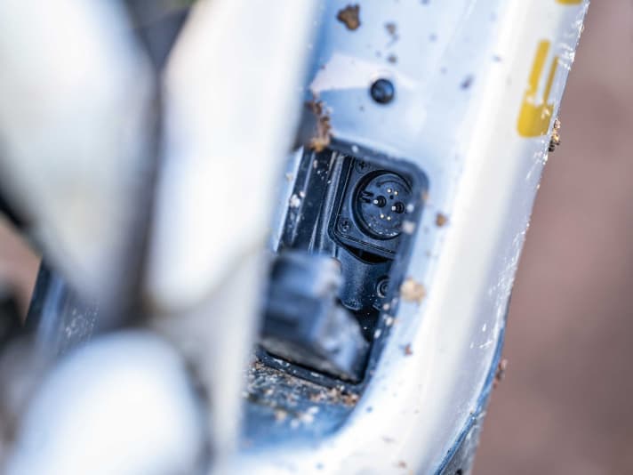 Der Stecker, der Akku und Motor verbindet, dient auch als Ladebuchse. Herausnehmen kann man den Akku nicht.