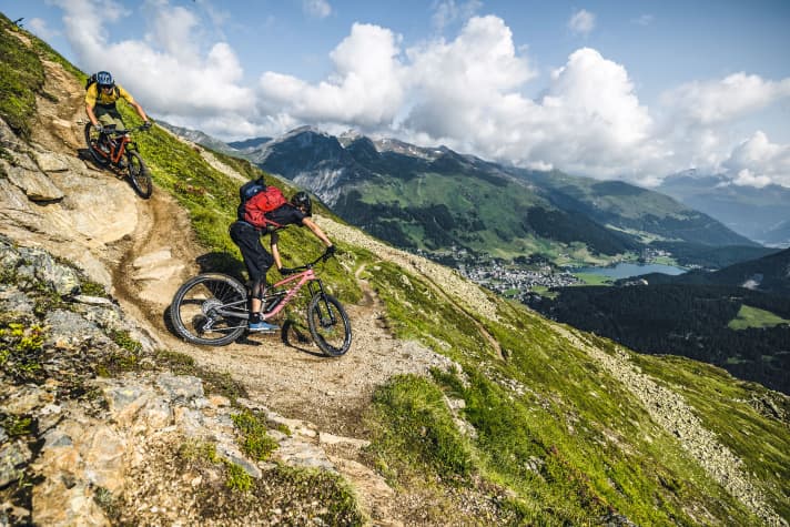 Panoramische uitzichten zijn gegarandeerd op alle trailtours vanuit Davos Klosters. Rijplezier sowieso. | Foto: Markus Greber