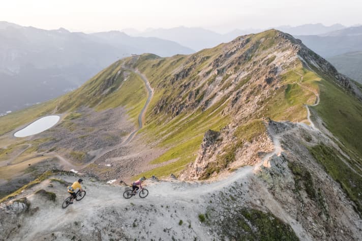 Ein wahrgewordener Bike-Traum in Davos Klosters: Singletrail-Action kombiniert mit einem eindrücklichen Panorama.