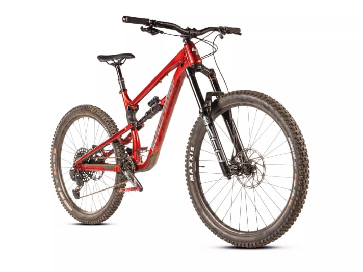 Enduro: Das Nukeproof Mega 297 Pro (170/170 mm Hub) überzeugt mit seinem ausgewogenen, abfahrtsgierigen Fahrwerk und der gefälligen Geometrie. Ein erstklassiker Abfahrer. 
Mullet, Gewicht: 16 Kilo, Preis: 4699 Euro