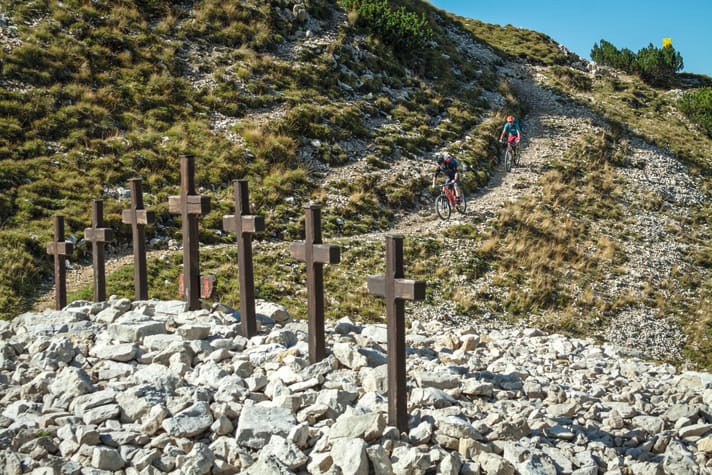 Sette Croci del Pasubio, Gedenkstätte auf den Schlachtfeldern, auf welchen über zwei Jahre lang gekämpft wurde. Kurz dahinter führt die Route am Rifugio Papa vorbei fast 1000 Höhenmeter wieder bergab. 