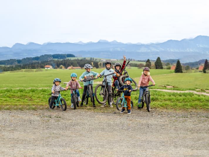 Die Propain-Gang hat sichtlich Feuer gefangen. Solche Kinder-Bikes hätte sich wohl der ein oder andere von uns in seiner Jugend auch gewünscht.