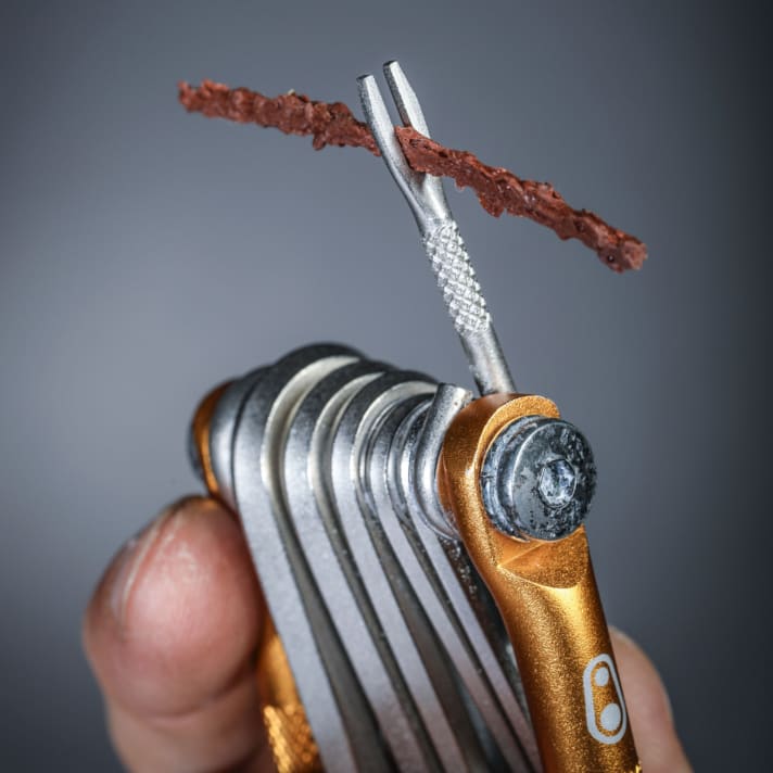Reparatur-Plug - auch Salami genannt - ins Werkzeug-Tool stecken, und schon sind selbst recht große Löcher im Mantel abgedichtet.