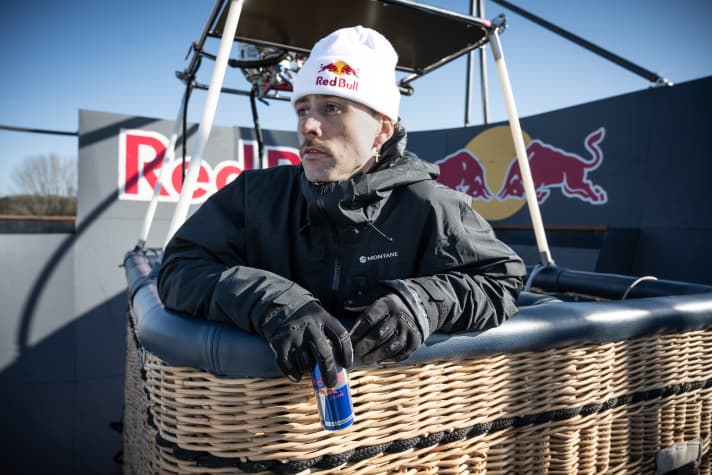 Besser Glühwein statt Red Bull: Kriss Kyle wartet auf den Take-Off bei winterlichen Temperaturen.