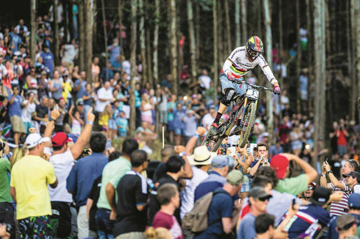Greg Minaar en andere elite downhillers vliegen in 2023 over de schermen van free-to-air tv.