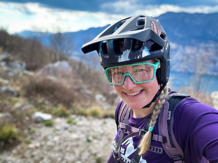 Immer für einen Spaß zu haben: Petra Zeller alias Die Mountainbikerin im Dirndl auf der BIKE Transalp.