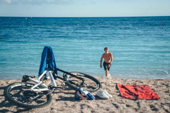 Da wohnen, wo Normalos Urlaub machen und Reiche residieren. Fabio beim Sprung ins Meer in seiner Wahlheimat Monaco an der Côte-d’Azur.
