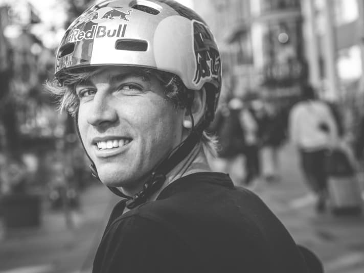 Bike-Profi Fabio Wibmer liebt Treppensprünge. „Das Gute: Treppen gibt es überall“, sagt Fabio.