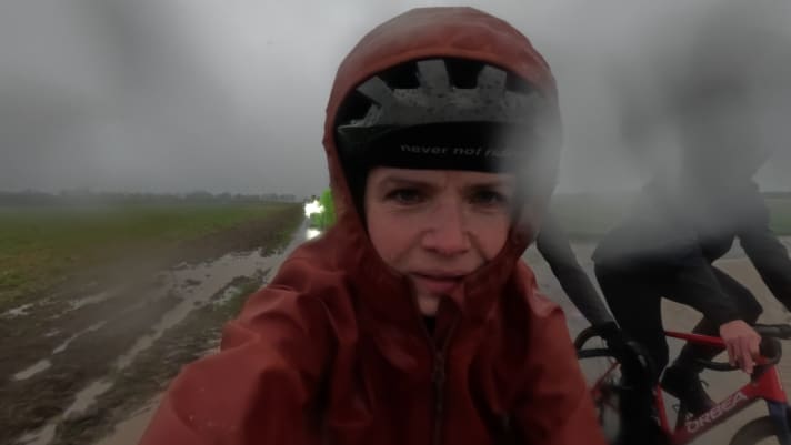 Gut, dass die Kapuze der Jacke über den Helm passt. Die Schneeflocken auf der Kamera verraten, wie das Wetter war.