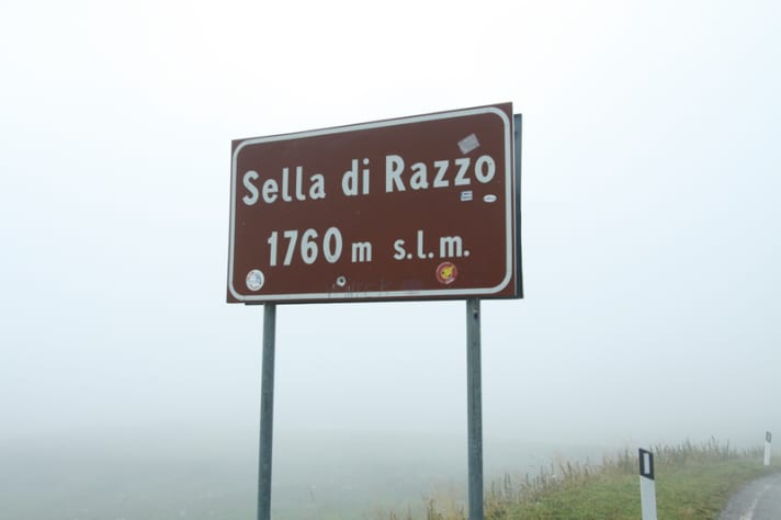   Nebel verwandelt den Sella di Razzo in eine gespenstische Fahrt. Plötzlich scheinen die feuchten Wiesen zu atmen.