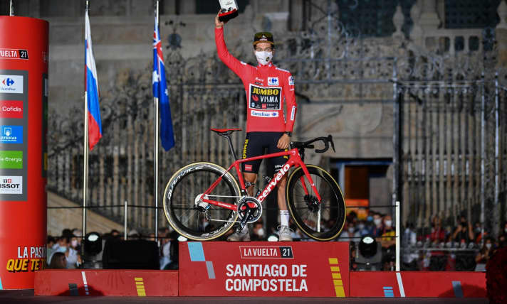   Primoz Roglic feiert seinen Sieg bei der Vuelta 2021 - hier mit seinem Cervélo R5 in Sonderlackierung.