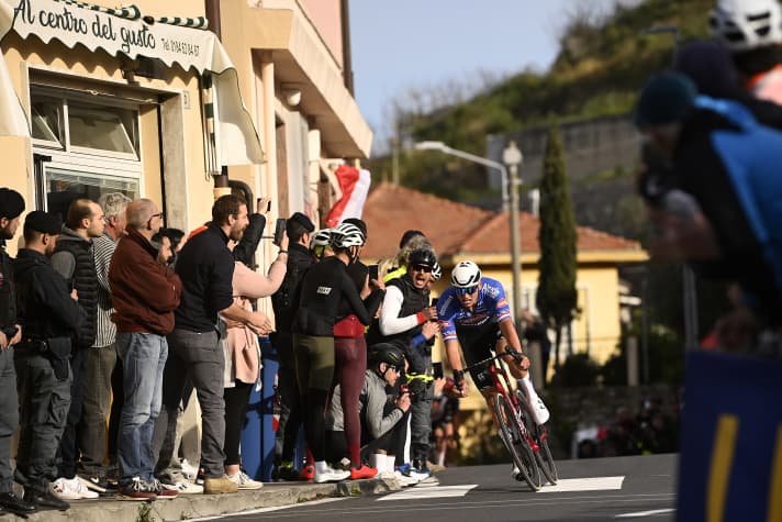 Erster am Poggio: Mathieu van der Poel schafft die Flucht am letzten Anstieg vor dem Ziel. Mailand-San Remo, 18. März 2023.