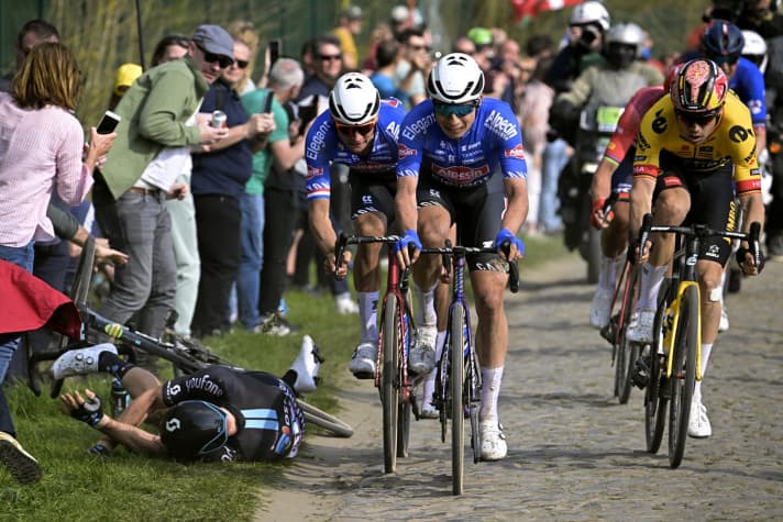 Überraschungsmann John Degenkolb wird auf dem letzten schweren Pavé vom Duo Van der Poel Philipsen unglücklich zu Sturz gebracht. Paris-Roubaix, 9. April 2023.