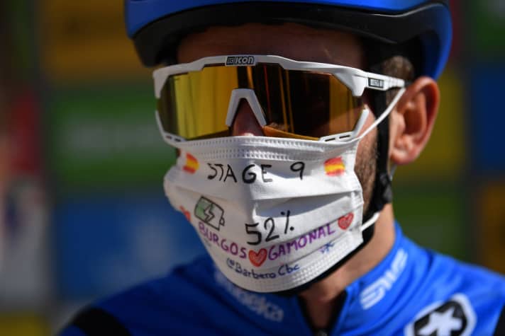   NTT-Profi Carlos Barbero tritt bei der Vuelta mit bunt gestalteten Masken an. Die Spanienrundfahrt, die am 8. November endet, ist eine der letzten Rennen der Profi-Saison.