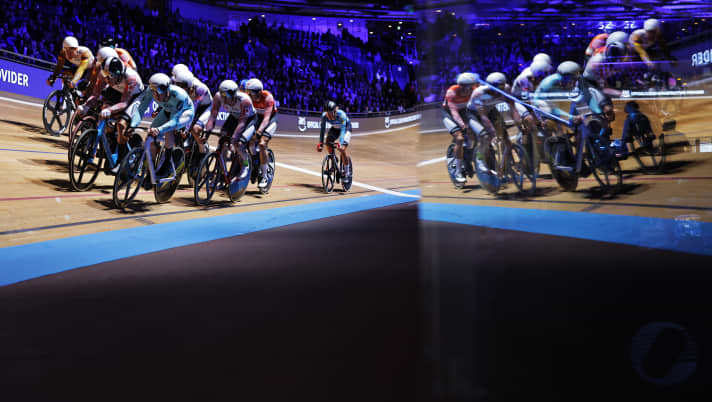 Gedränge beim Ausscheidungsfahren der Männer. UCI Track Champions League im Velodrom von Berlin, 19. November 2022