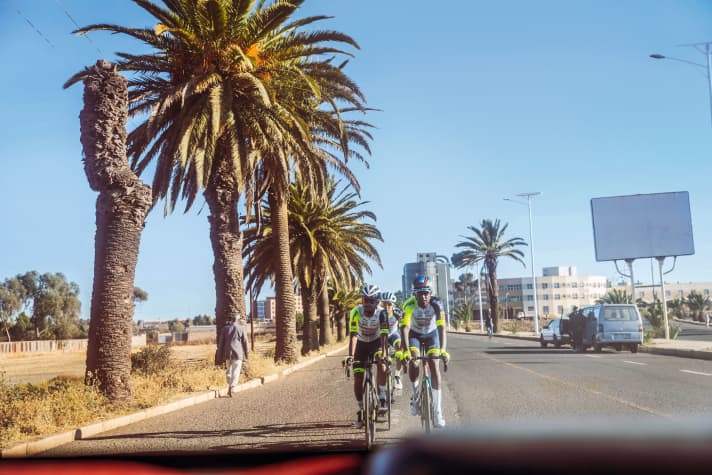 Trainingsfahrt gemeinsam mit Freunden auf den Straßen Eritreas