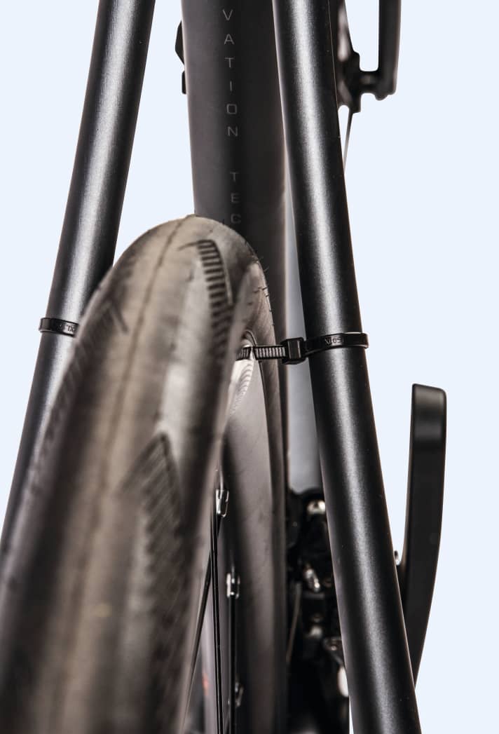 Bei Rennrädern mit Scheibenbremsen können Sie sich behelfen, indem Sie Kabelbinder (oder Klebeband) um die Sitzstreben bzw. die Gabelscheiden zurren. 