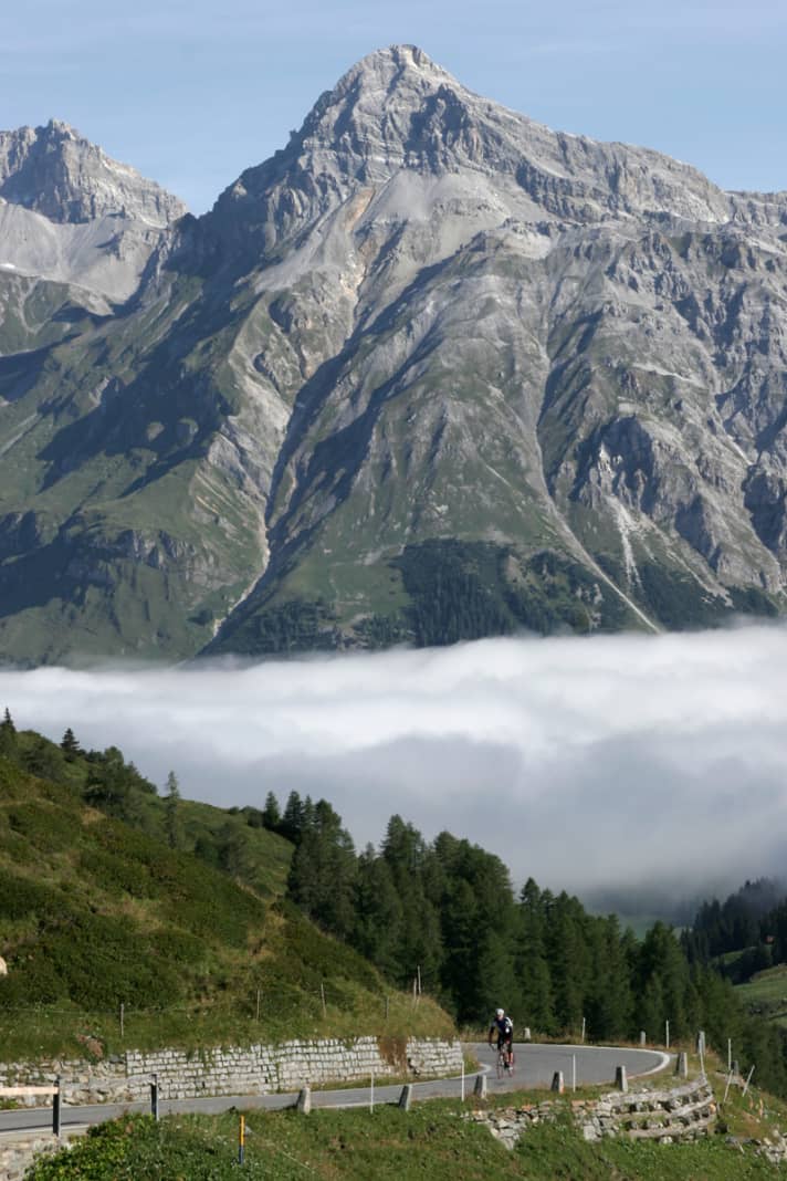   Nordrampe: Rheinwald im Nebel, Alperschällihorn im Rücken 