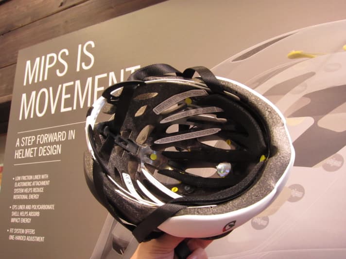   Helme mit MIPS haben eine schwimmend gelagerte zweite Schale, die sich bei einem schrägen Aufprall etwa 15 Millimeter verdrehen kann und dabei einen Teil der Beschleinigungsenergie abbauen soll